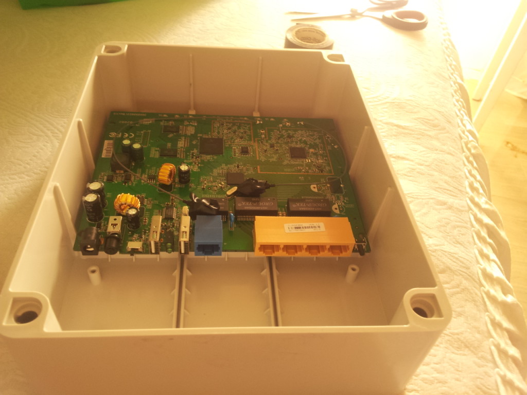 Dettaglio della scatola stagna con il TP-Link WDR3600 versione "naked"